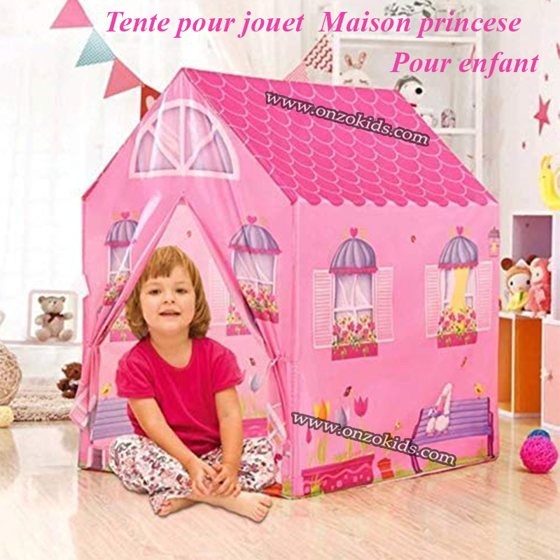Petite Fille Jouant Dans Une Tente Photo stock - Image du enfant